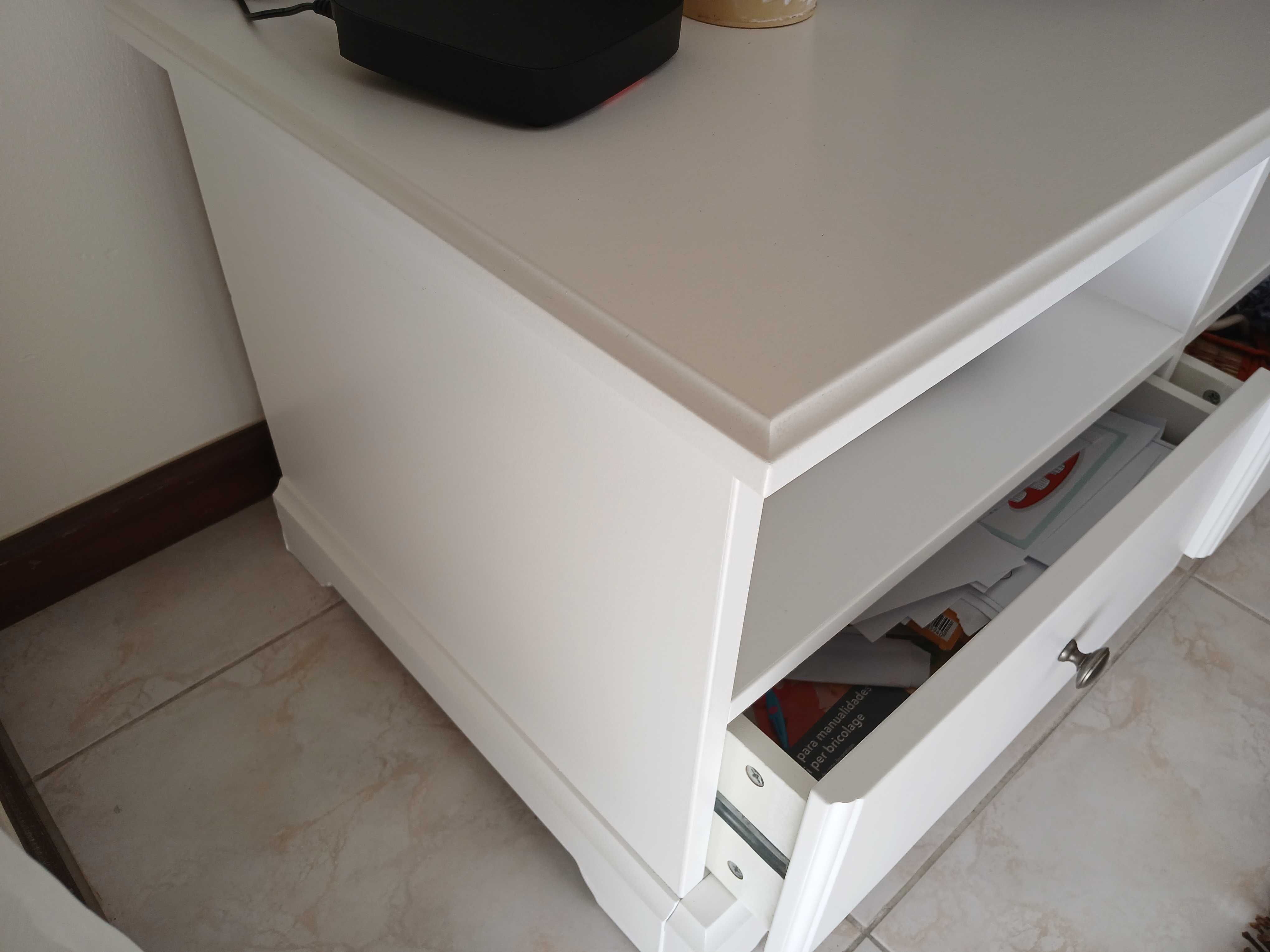 Móvel branco para TV