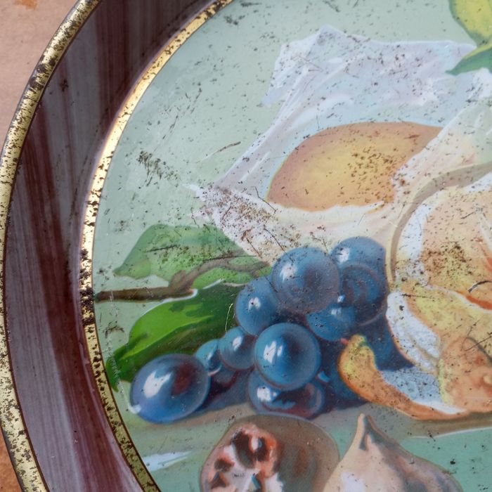 Okrągła taca z PRL Owoce metalowa loft okaz