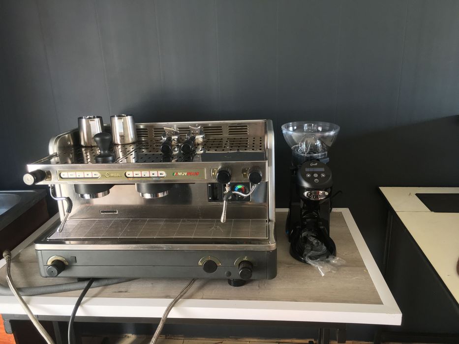 Продається Професійна кавомашина La Cimbali M21 та  кавомолка Cunill