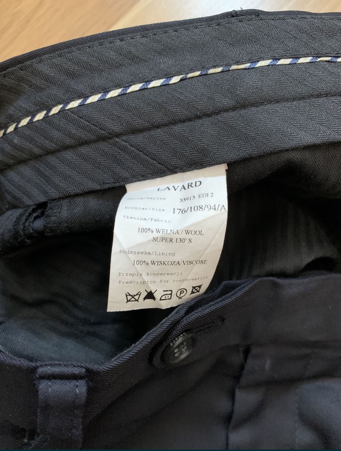 Garnitur Lavard 176/108/94 wełna 130's kolor czarny