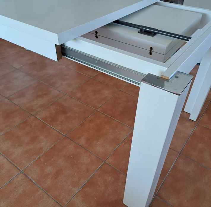 Vendo mesa extensível e cadeiras