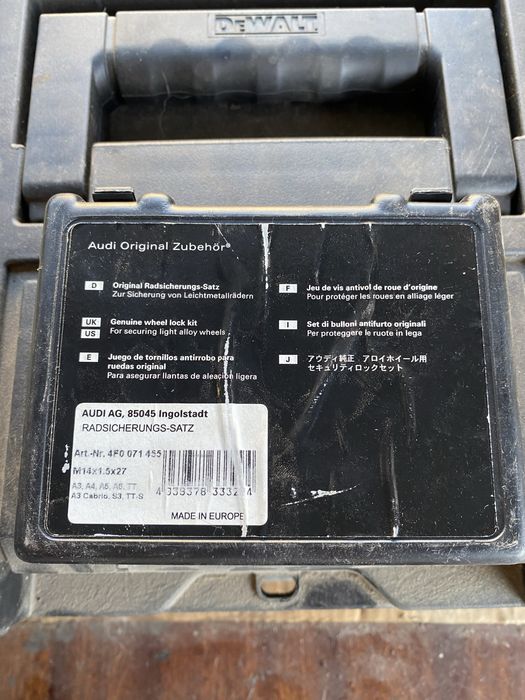 Комплект колісних болтів-секреток для Audi