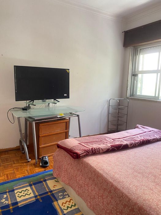 Quarto para arrendar na Tapada das Mercês – 8 min da estação