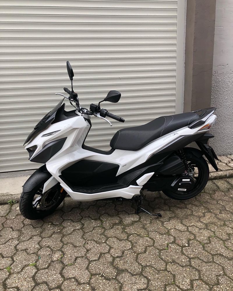 Skuter skutery wynajem wypożyczalnia holiday scooter rental