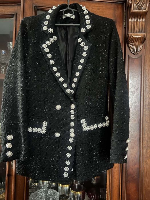 Твидовый пиджак с жемчугом