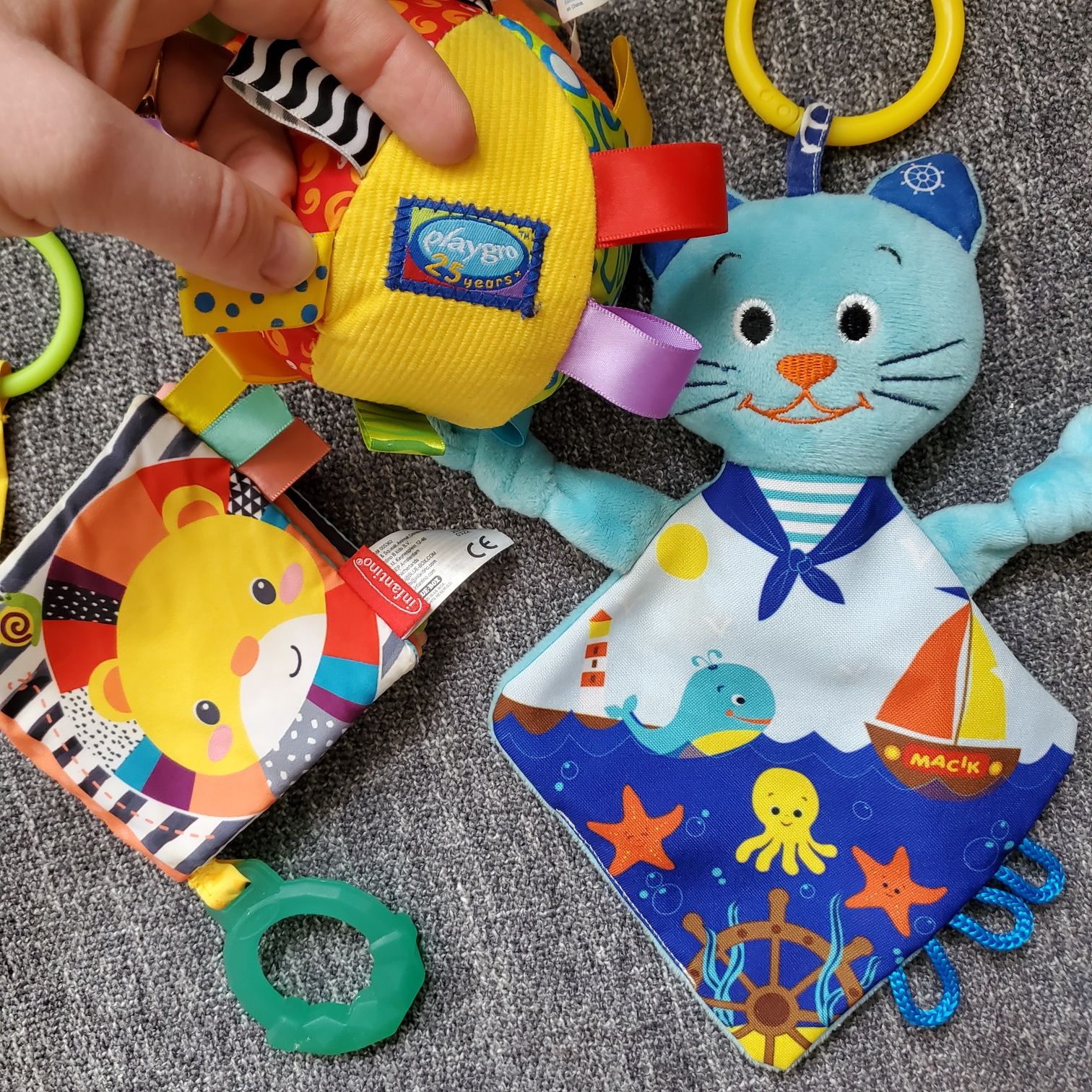 Іграшки для найменших шуршалки playground/книжка infantino