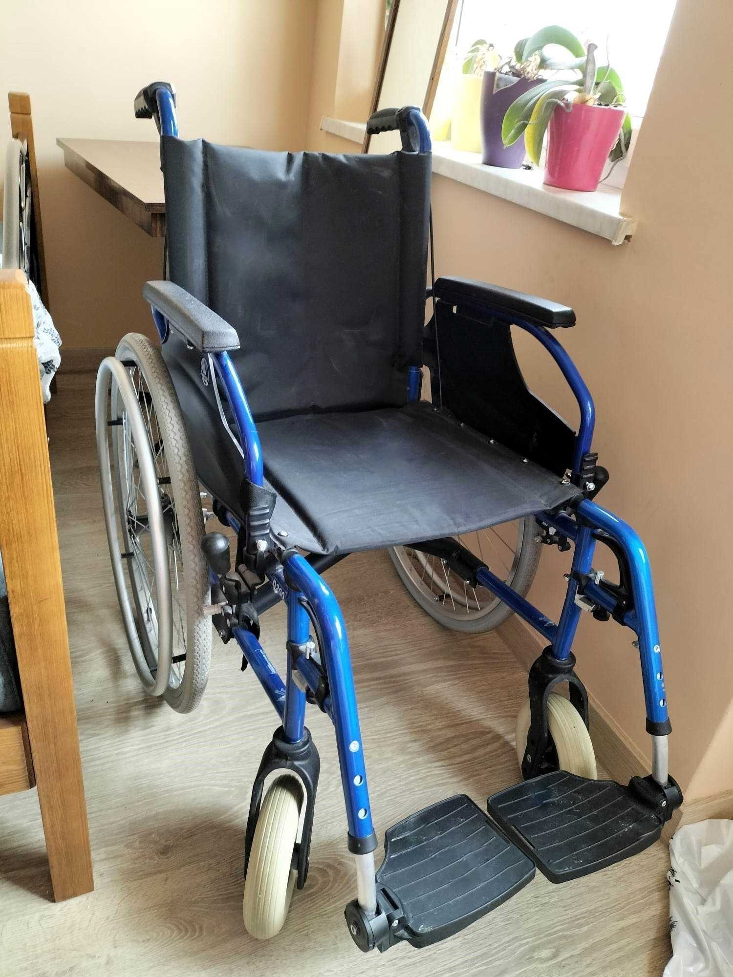 Wózek inwalidzki, lekki, aluminiowy.