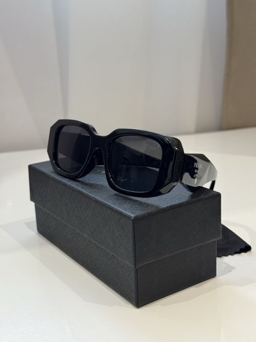 Окуляри Prada в широкій оправі чорні сонцезахисні Прада очки