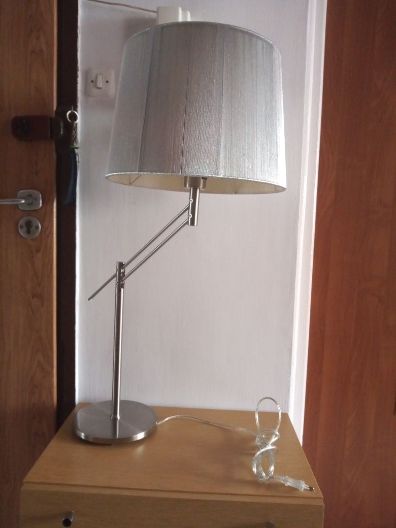 Lampka nocna bez abażuru     .
