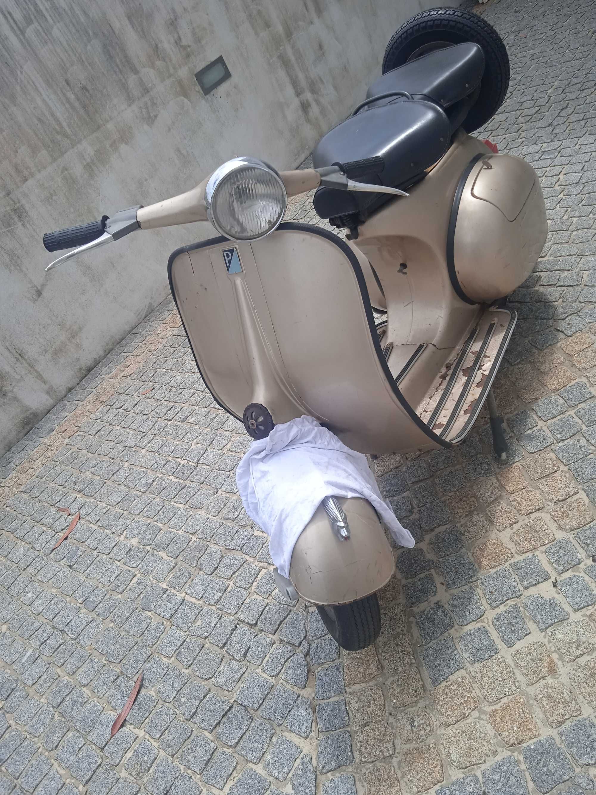 Mota antiga vespa de 1955