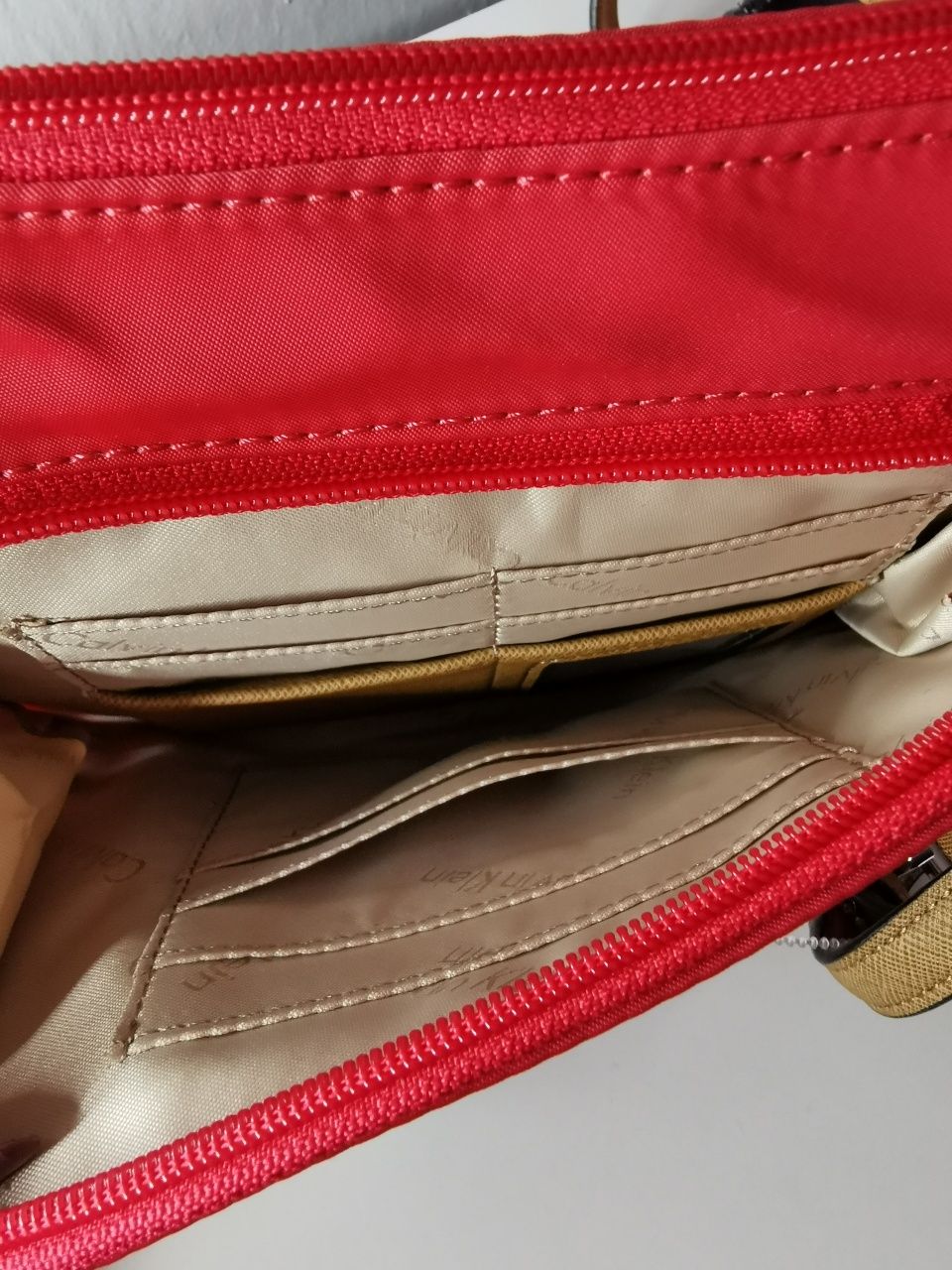 Torebka Calvin Klein z długim regulowanym paskiem