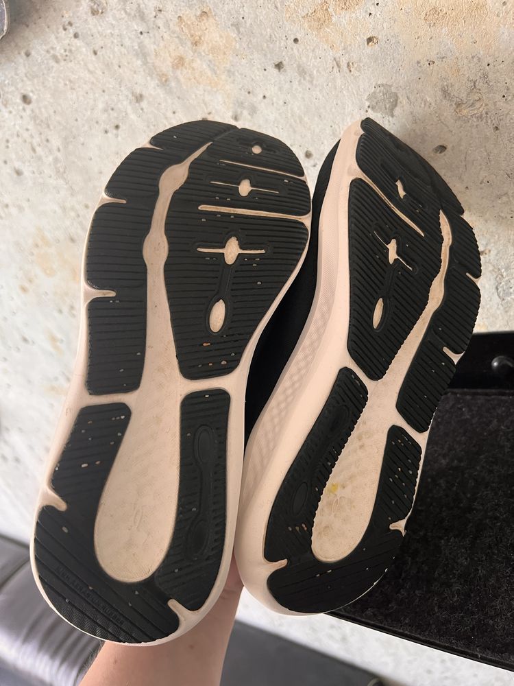 Buty sneakersy do biegania Under Armour jak nowe rozmiar 38