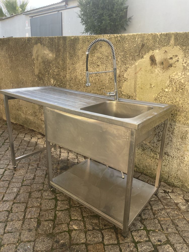 Bancada c/ pia industrial e torneira de mangueira - Profissional