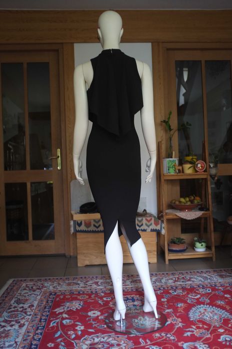 mała czarna elegancka ołówkowa sukienka midi Girl in Mind subversive S