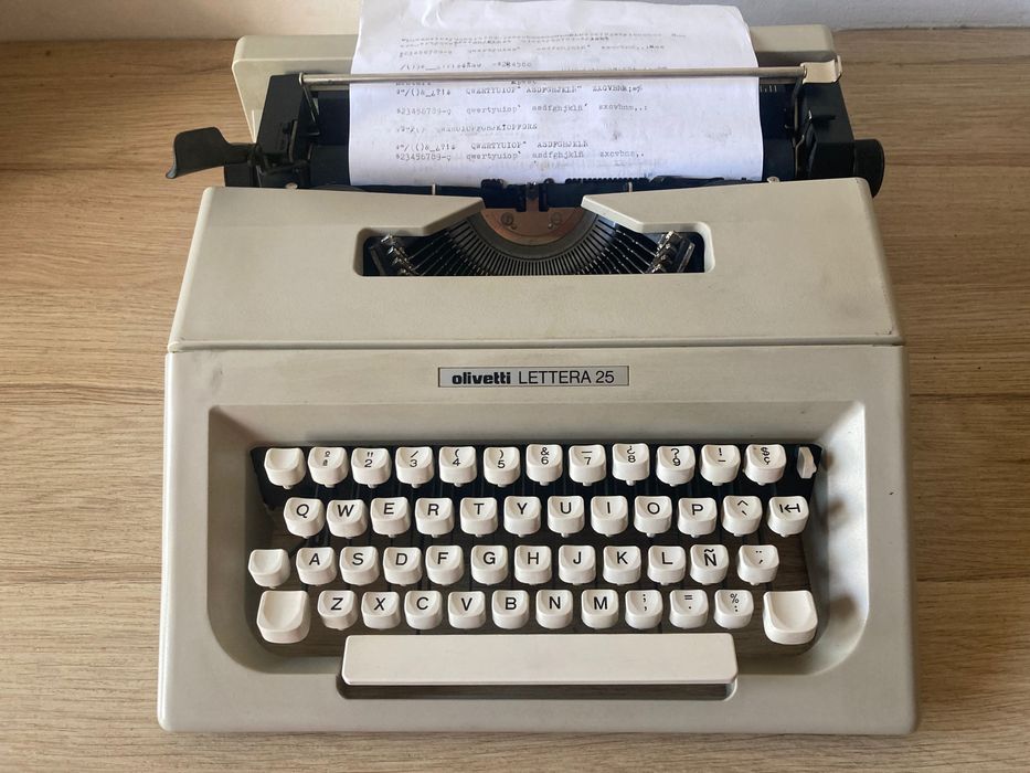 Máquina de escrever  **  Olivetti