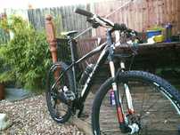 Bicicleta Cube 29” c/Rock Shox 34 e pneus novos + corrente Shimano