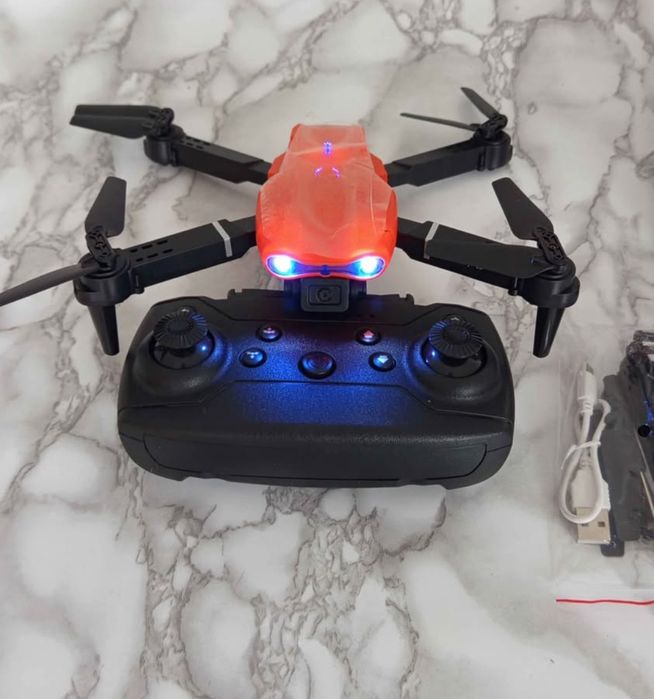 Super prezent na Mikołaja świąteczny: Dron z kamerą i walizką