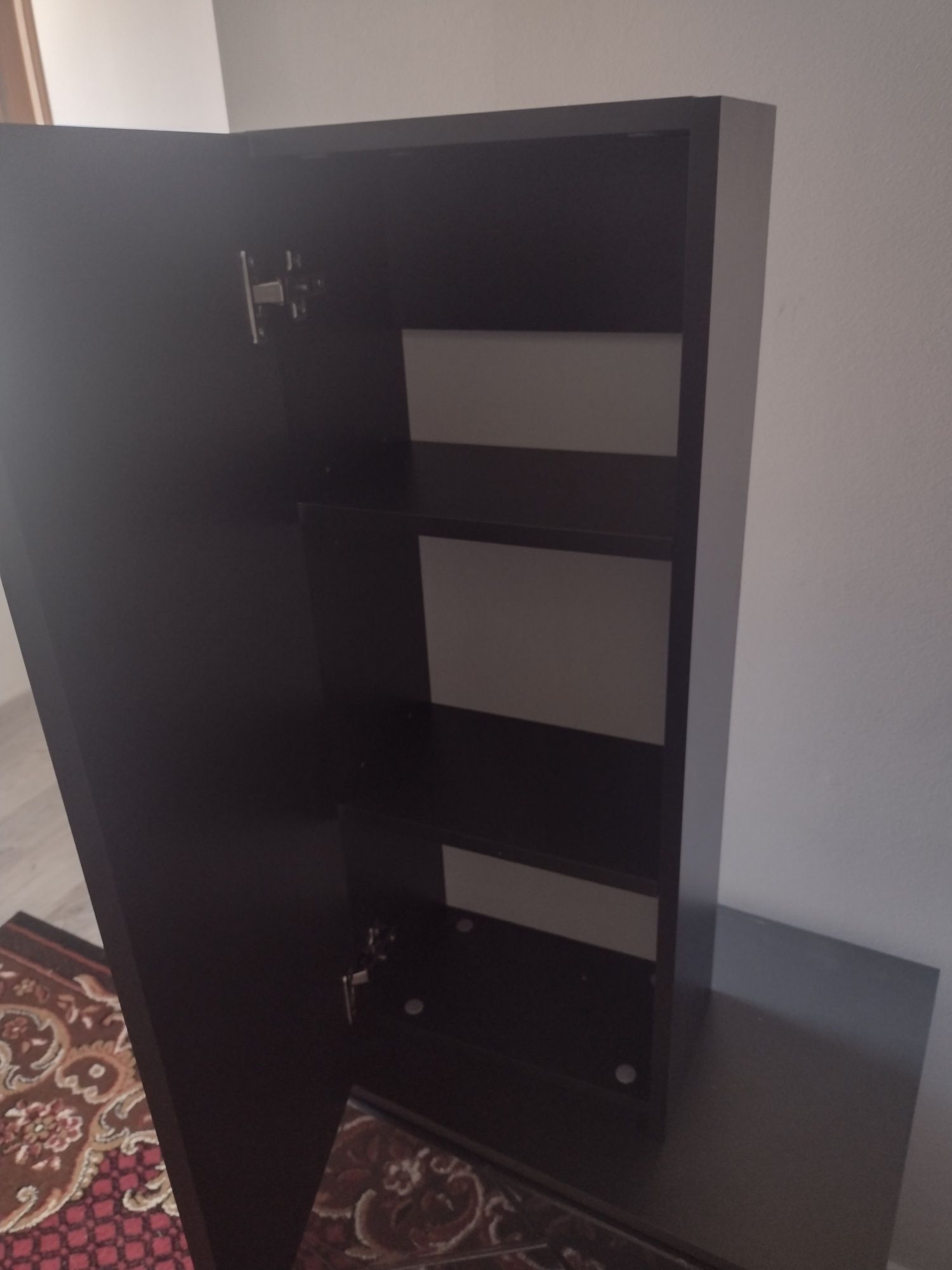 Trzy elementy szafka z lustrem pod zlew i wisząca