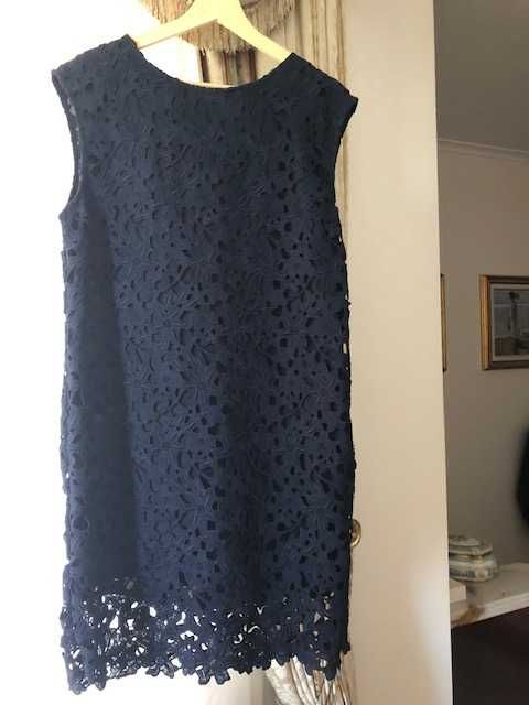 Vistoso vestido todo em renda azul escura marca Pedro del Hierro