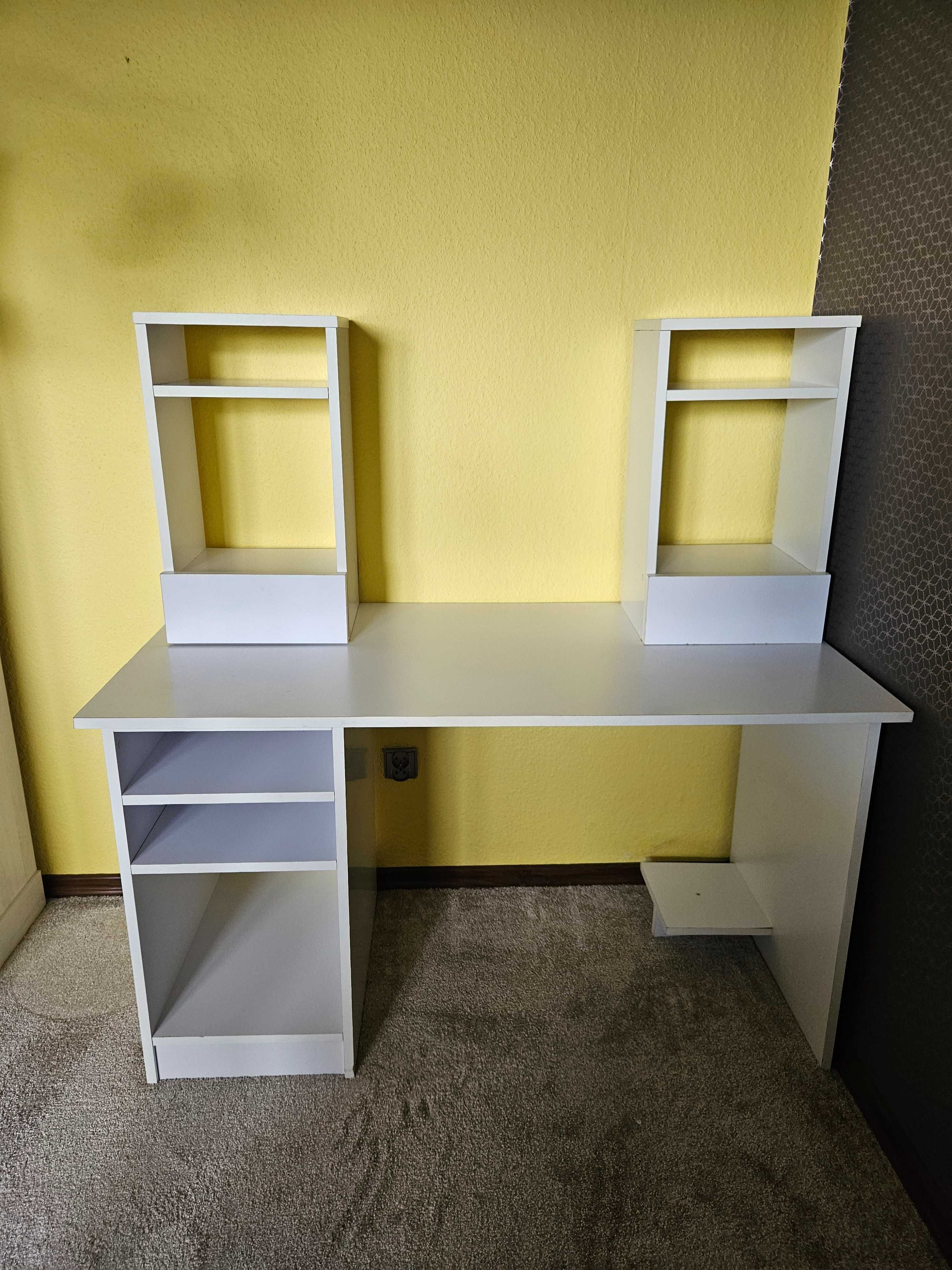Białe BIURKO "a La" Ikea z półeczkami i szufladami