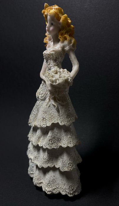 Статуетка нареченої в білій сукні