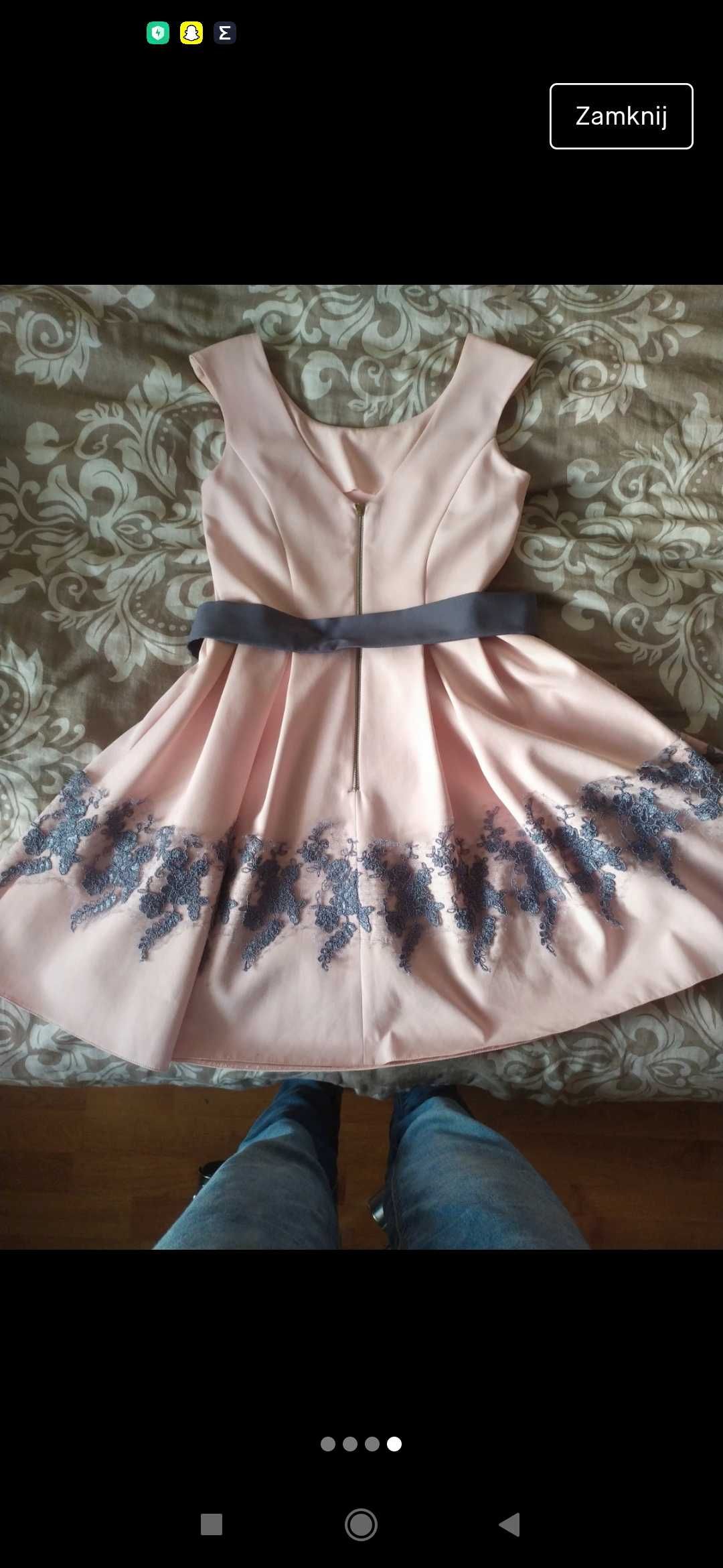 Sukienka w kolorze pudrowego różu
