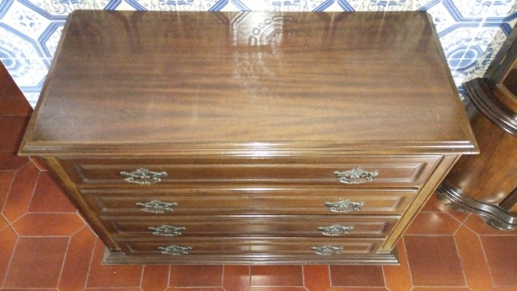 Conjunto de Guarda-Roupa, Cómoda e Mesinhas de Cabeceira em Madeira