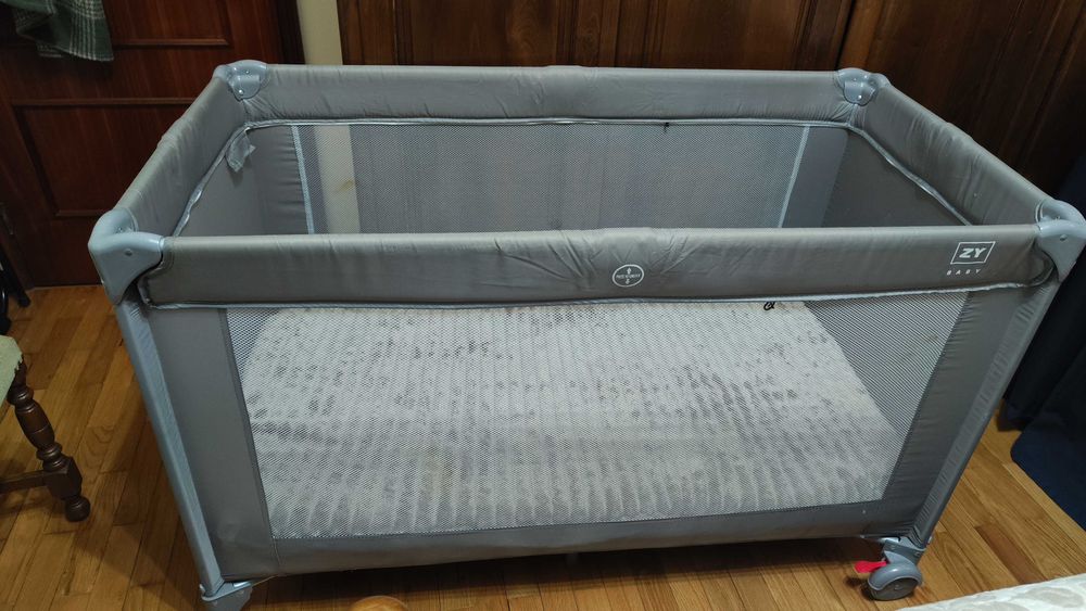 Cama de viagem zy Baby, como nova, com colchão tripartido incluído.