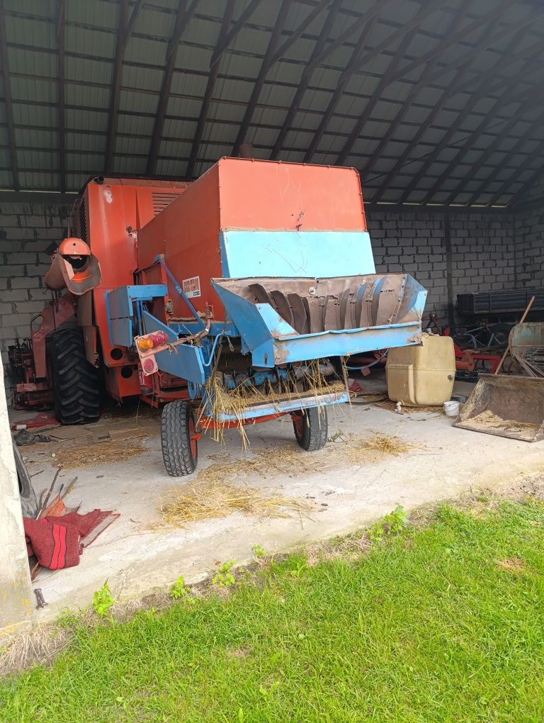 Kombajn zbożowy Bizon Z056