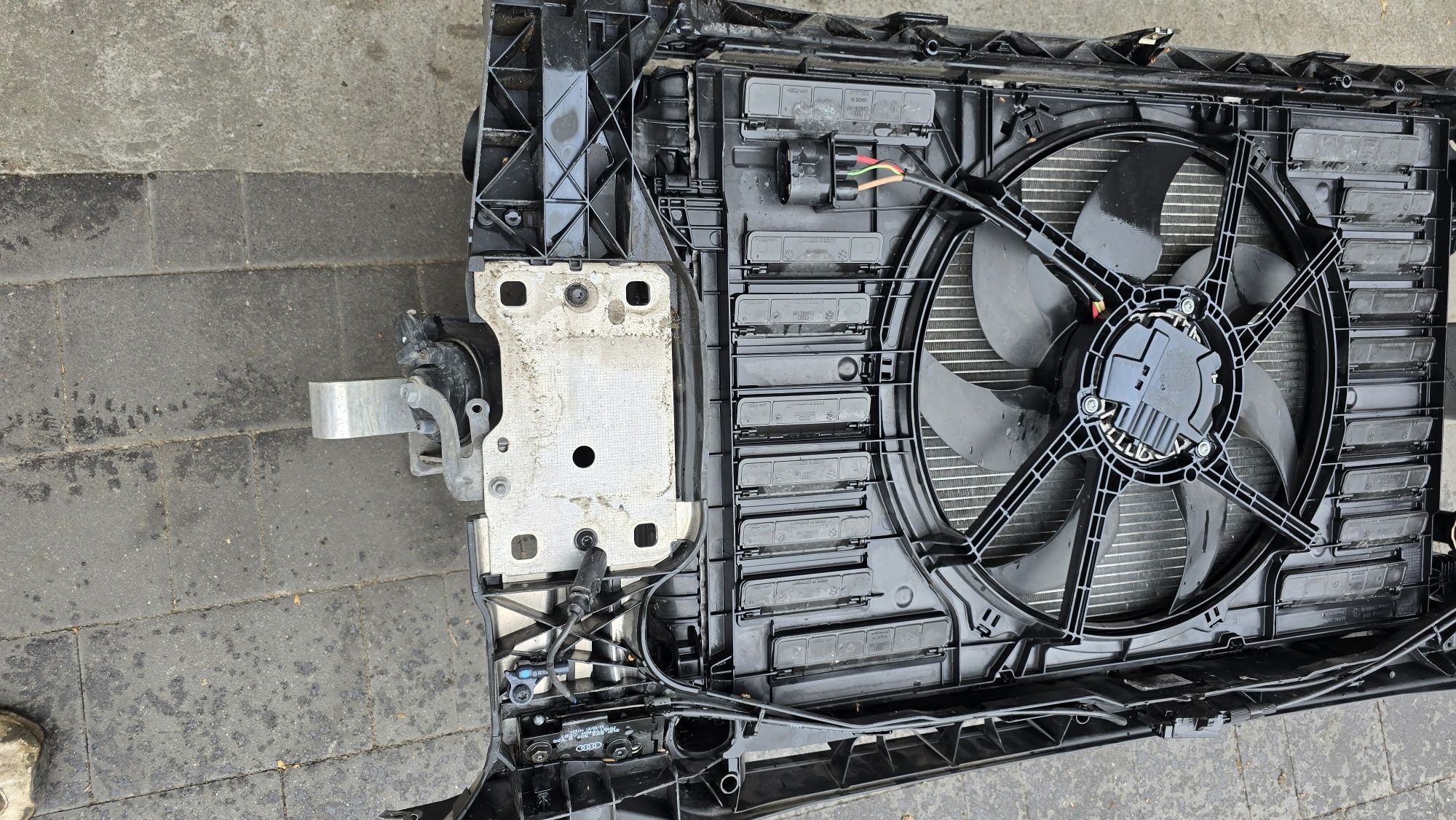 Audi A4 b9 2.0 tfsi Pas przedni wzmocnienie belka chłodnice