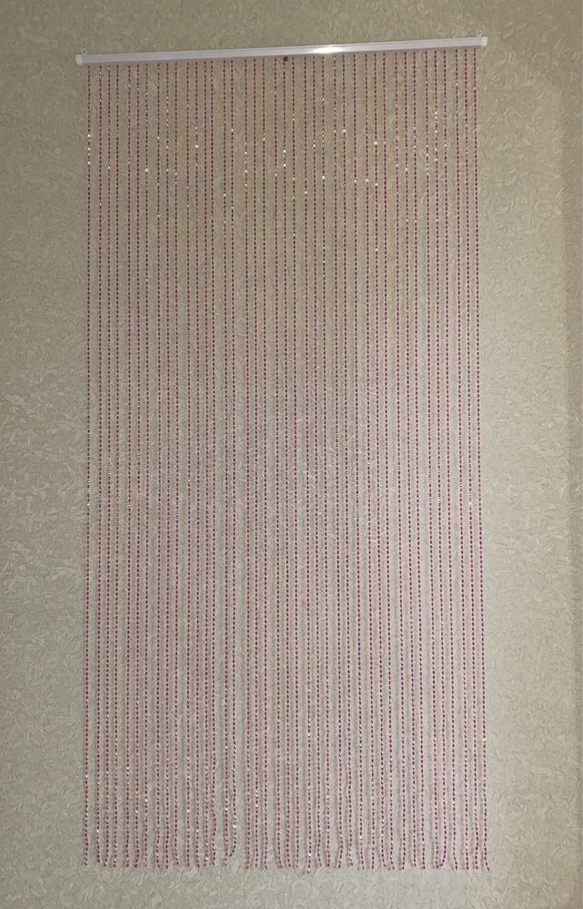 Штора нити кисея из акриловых розовых перламутровых бусин на карнизе