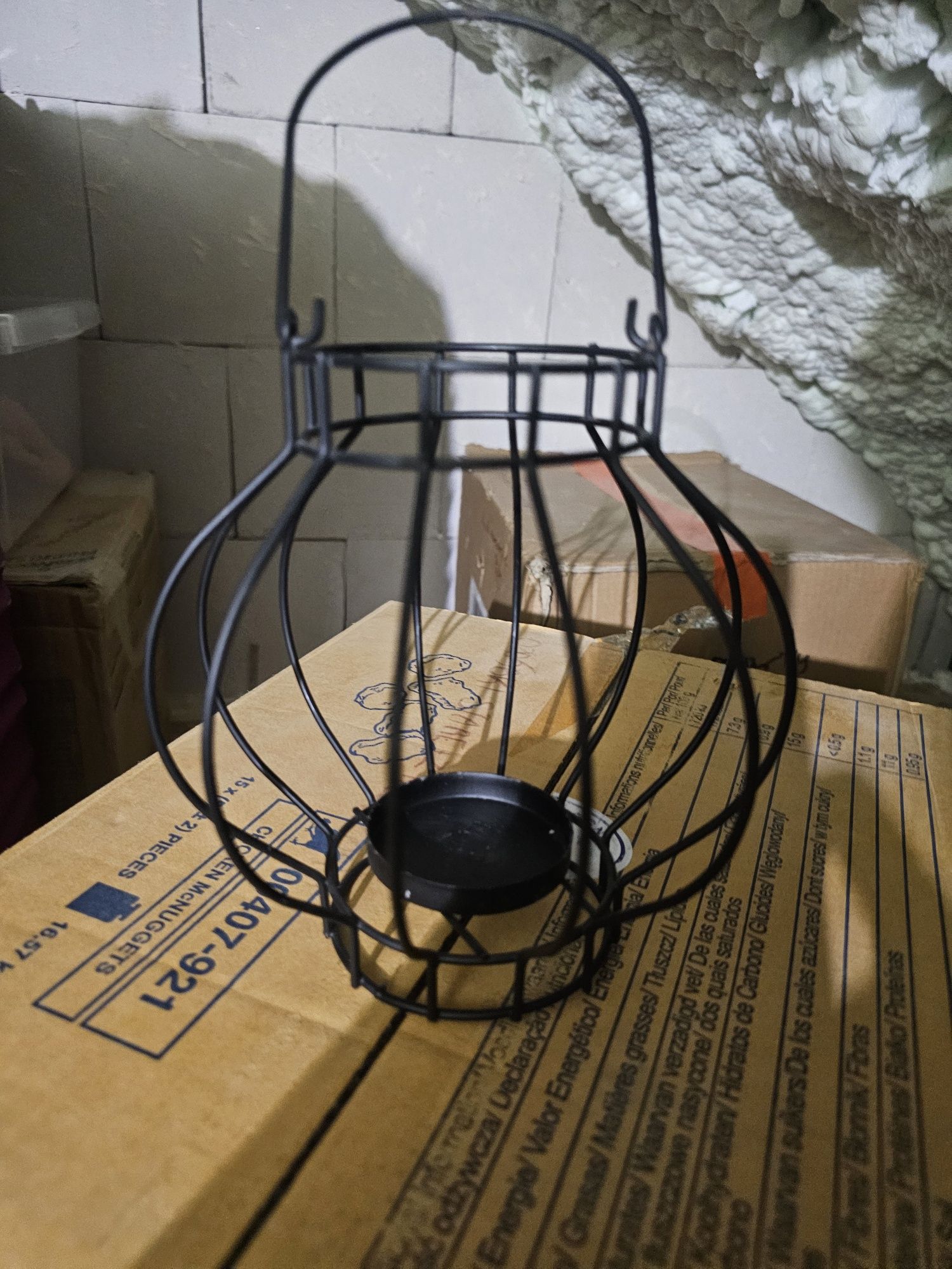 Czarny świecznik metalowy styl loft