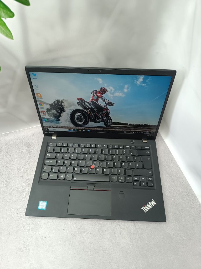 Ноутбук Lenovo ThinkPad X1 Carbon 5th/i5-6200U/8 GB/256M2/14"/Full HD