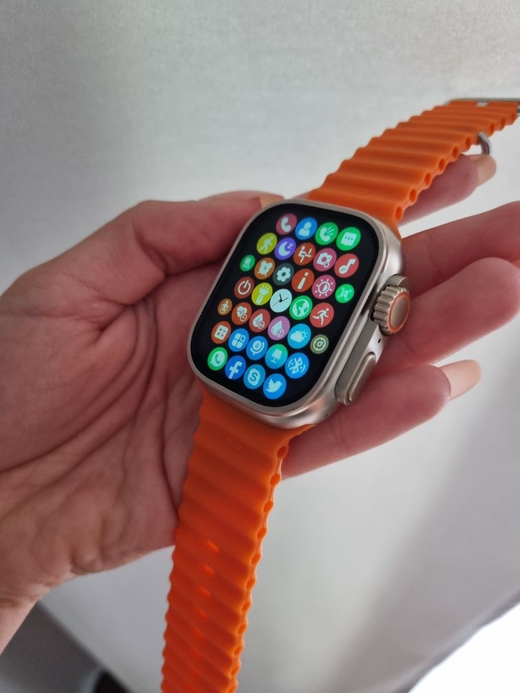 Smartwatch pomarańczowy pasek