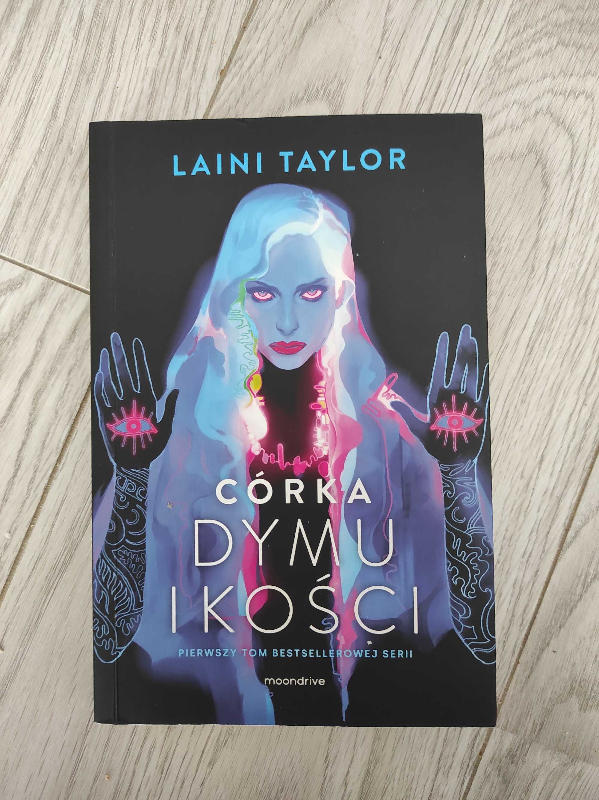 Córka dymu i Kości, Laini Taylor