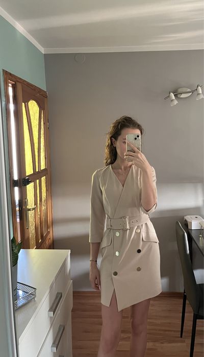 Elegancka bezowa sukienka