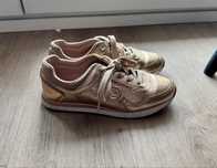 Zlote sneakersy Guess