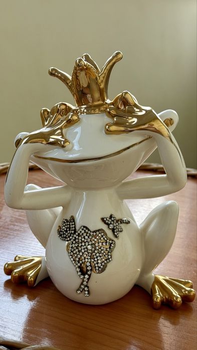 Вишукана статуетка символу достатку: жаба в короні