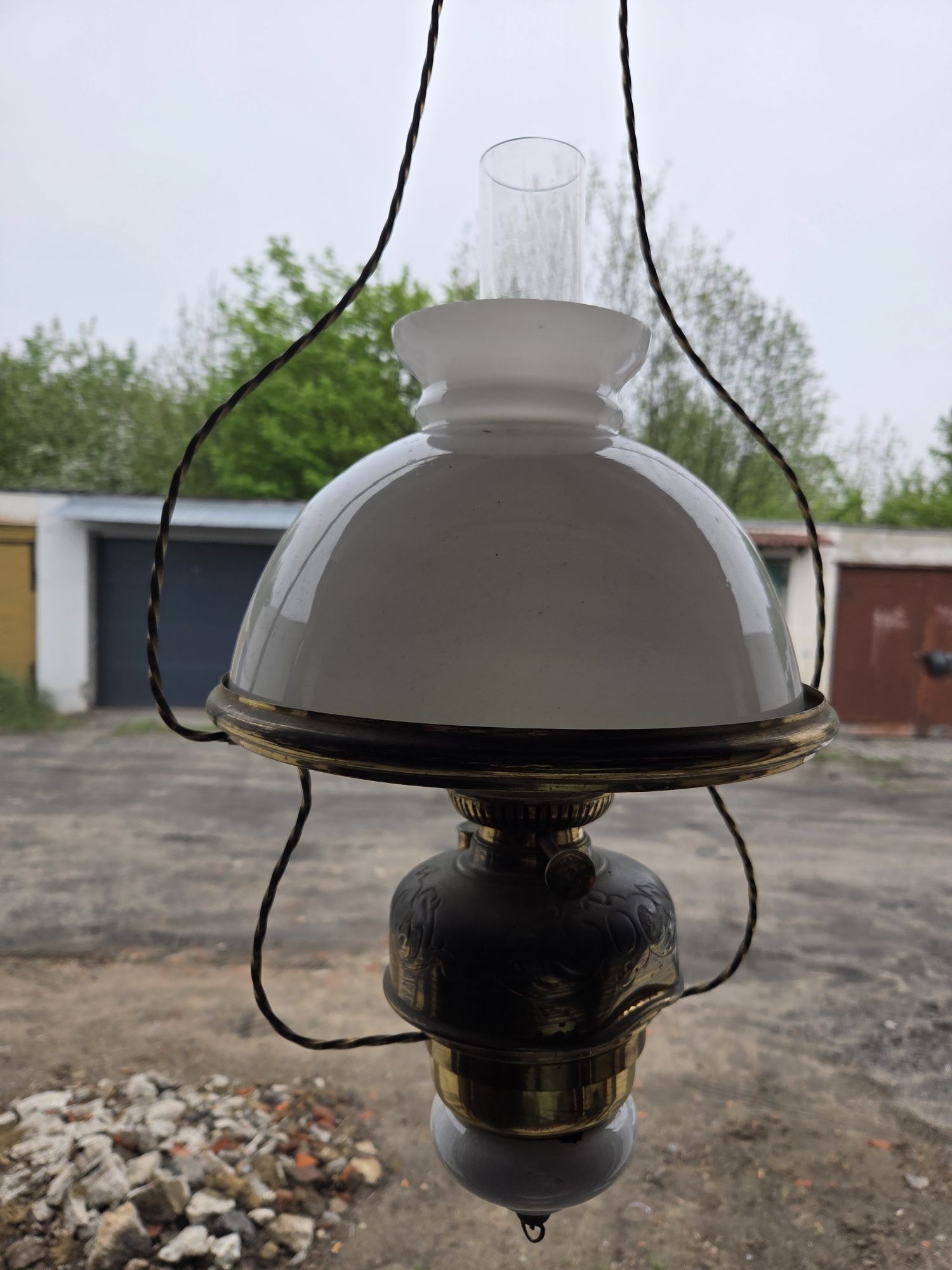 Stara lampa naftowa wiszaca