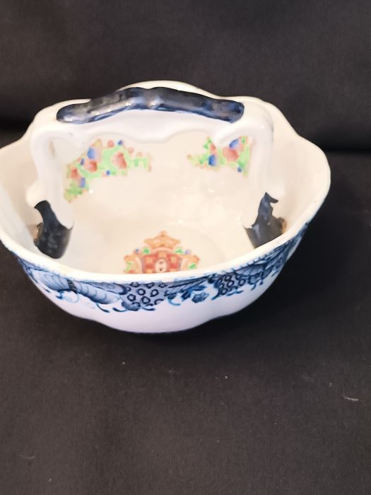 Cesta em porcelana oriental em estado irrepreensível