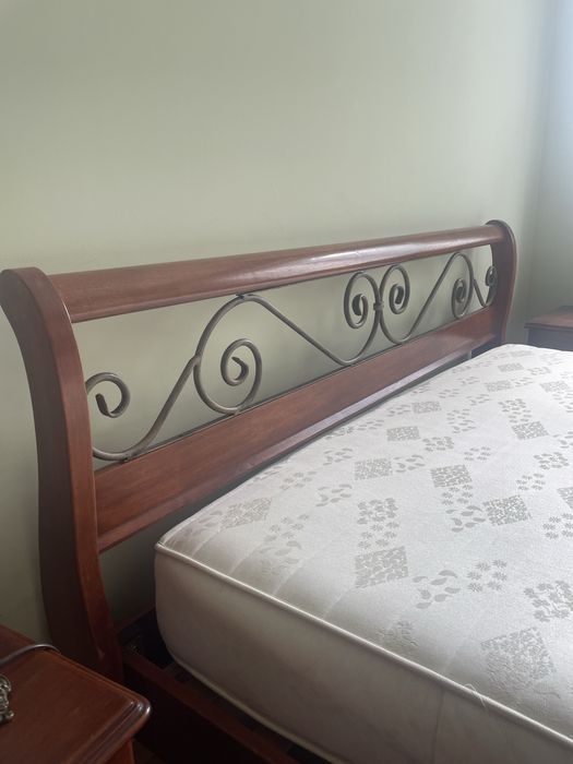 Piękne drewniane łóżko