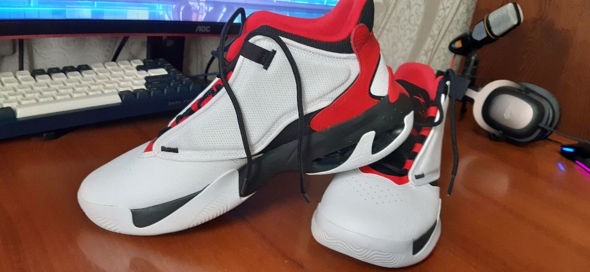 Кроссовки Jordan Max Aura 4 white/black 44