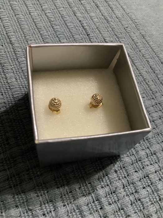 Nowe kolczyki kulki koloru złotego wkręty