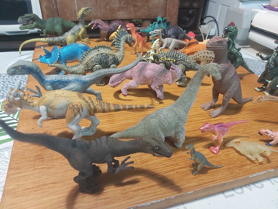 Várias figuras de dinossauros