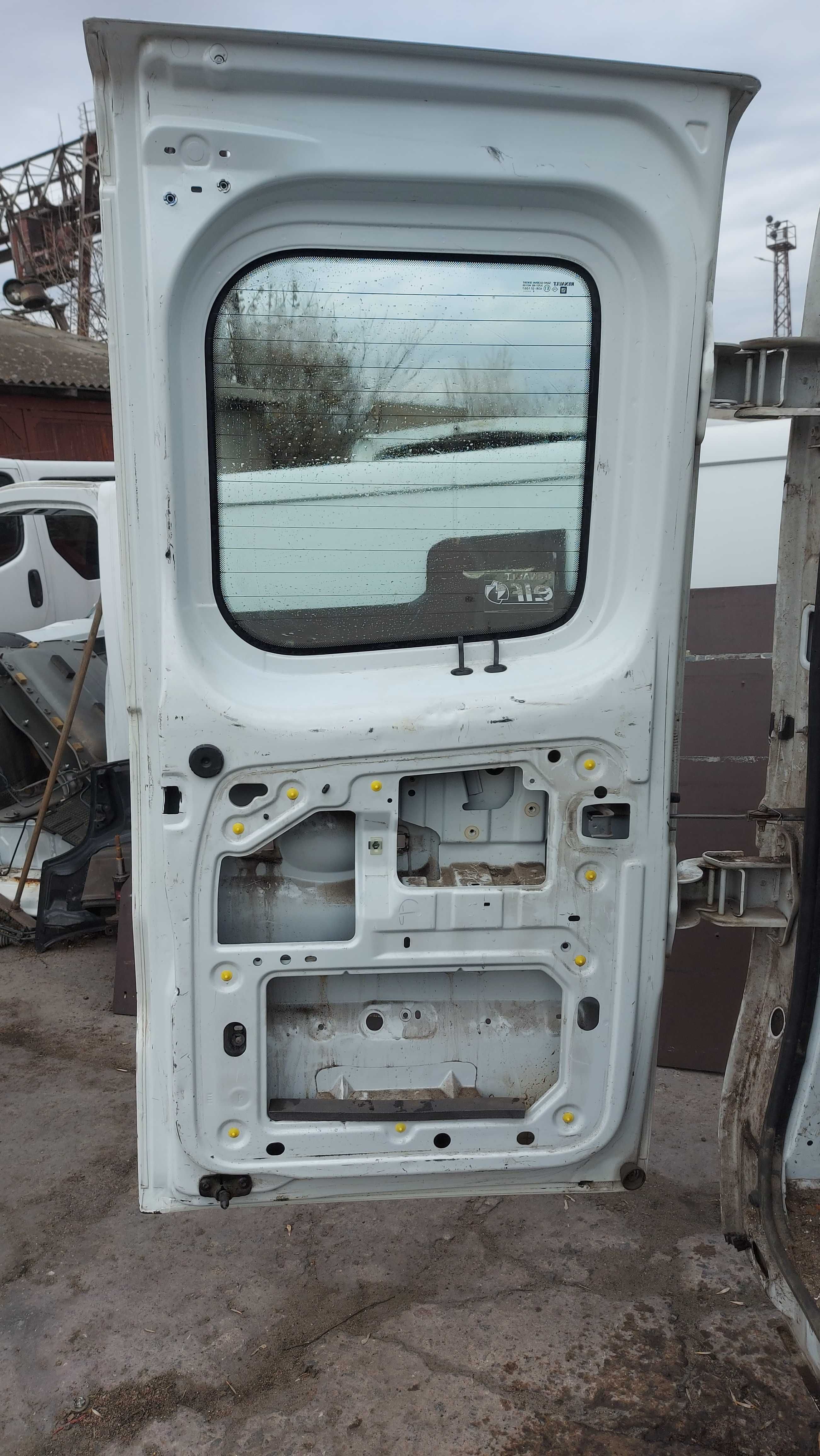 Двері задні Trafic3 ( Vivaro 3, Nissan NV300) 2014 -, 901017661R Б/В