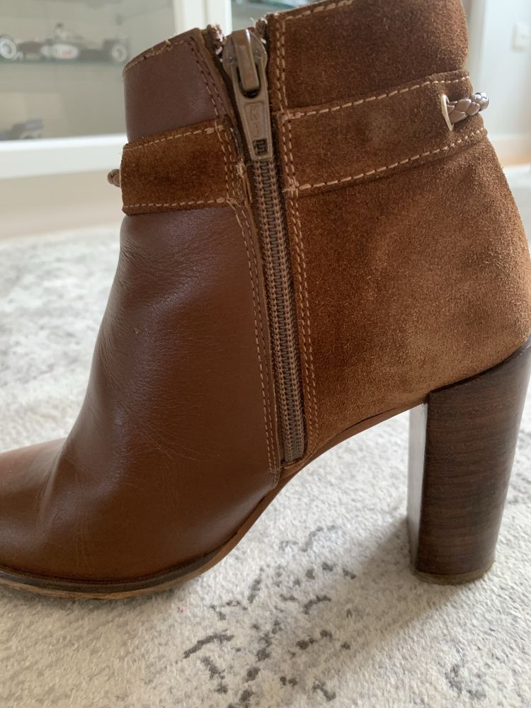 Botins em pele e camurça
