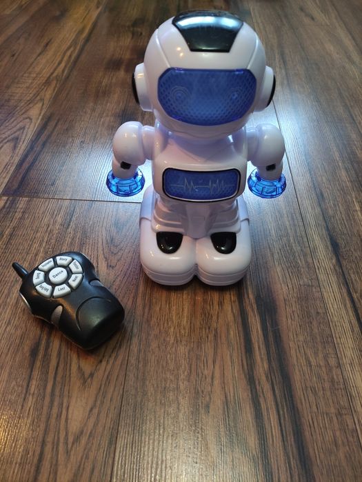 Robot interaktywny grający, tańczący