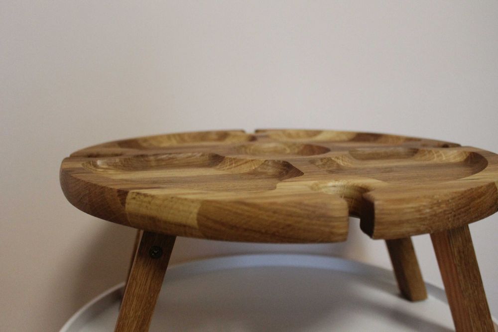 Практичний круглий дубовий столик. Менажниця