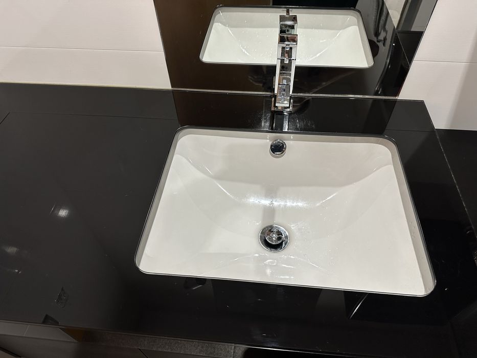 Móvel de casa de banho e toda a sua envolvência