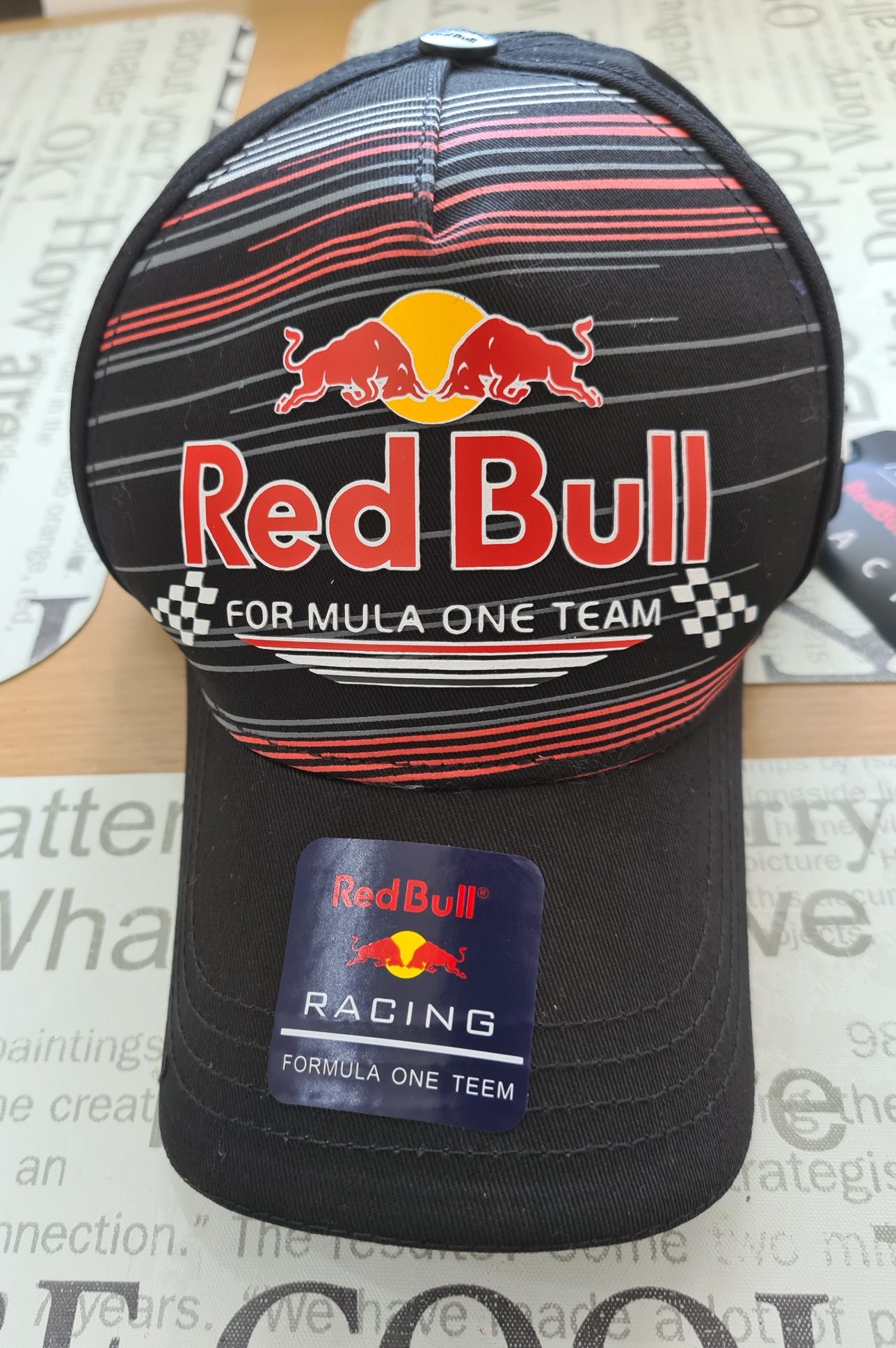 Czapka z daszkiem RED BULL rozmiar uniwersalny regulowany.